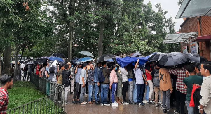 बसपार्कमा दशैँका लागि घर जान टिकट काट्नेहरूकाे घुइँचाे (तस्बिरसहित)