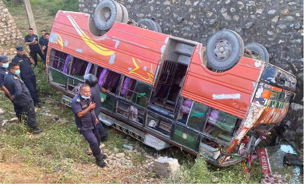 दाङमा बस दुर्घटना, १२ जना घाइते