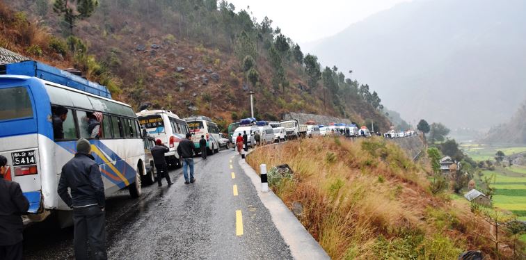 पहिरोका कारण अरनिको राजमार्ग अबरुद्ध