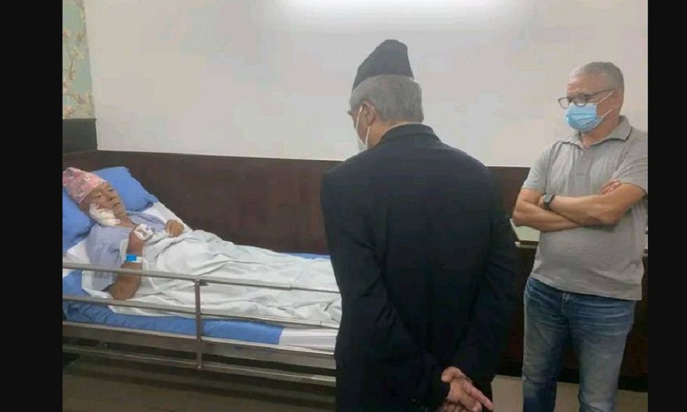 प्रधानमन्त्री देउवाले नर्भिक अस्पताल पुगेर भेटे विरामी मितलाई