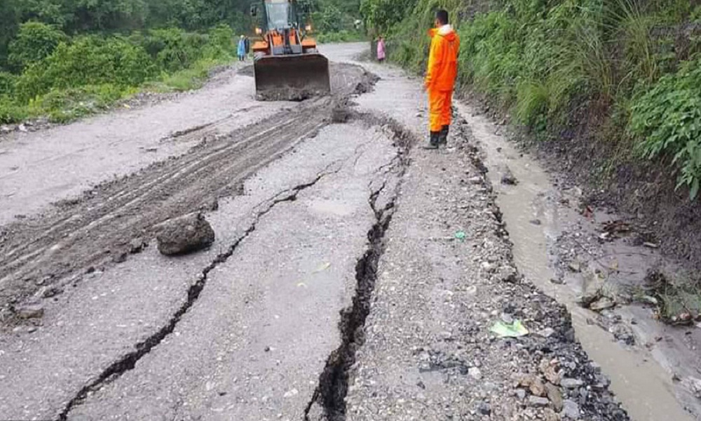 सिद्धार्थ राजमार्गको हिउँदे खोलामा सडक भासियो