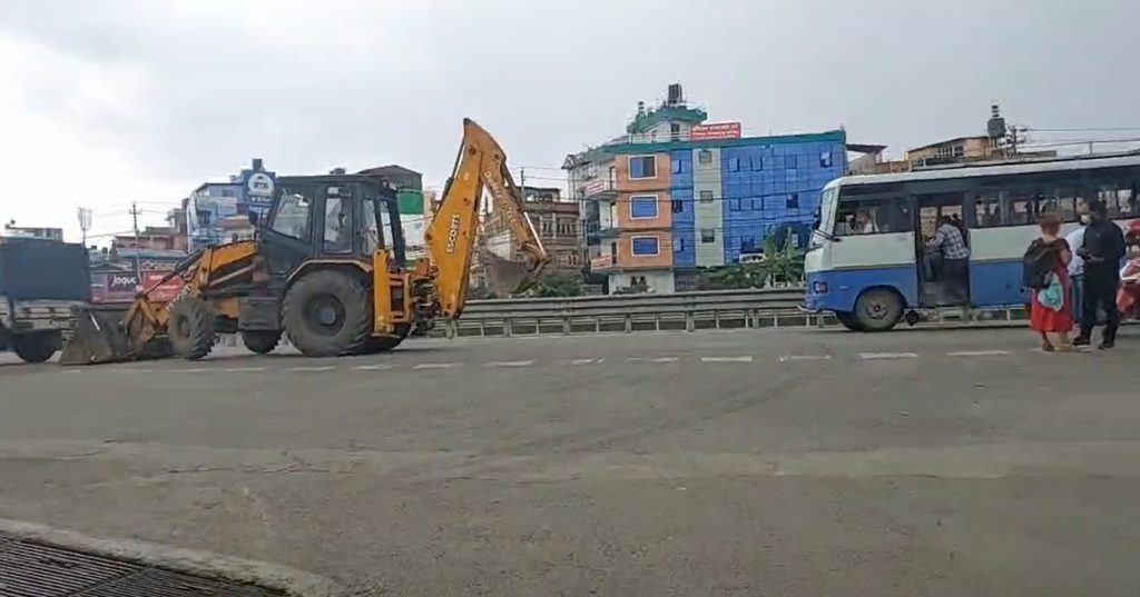 महानगर भाटभटेनीको बेसमेन्ट हटाउँदै