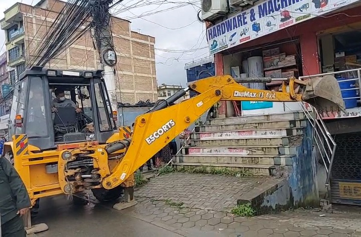 महानगरले काेटेश्वर क्षेत्रमा डाेजर चलायाे