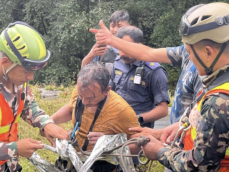 छ्यादी खाेलाकाे भिरमा अड्किएका शिक्षककाे २२ घण्टापछि उद्धार