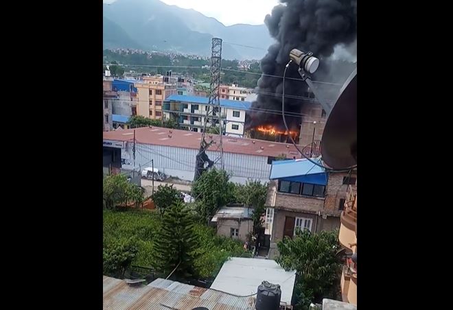 ललितपुरको धोबीघाटमा रहेको कबाडी कारखानामा आगलागी, ३ जना घाइते