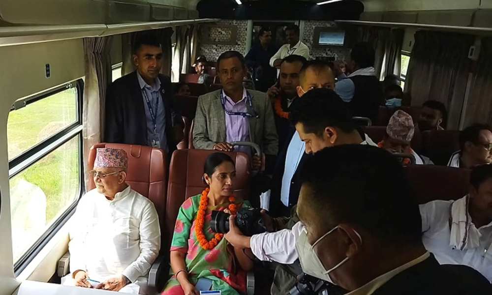 एमाले अध्यक्ष ओली रेल यात्रामा, सेवा सुरु भएपछि पहिलोपटक रेल एक घण्टा ढिला गुड्यो