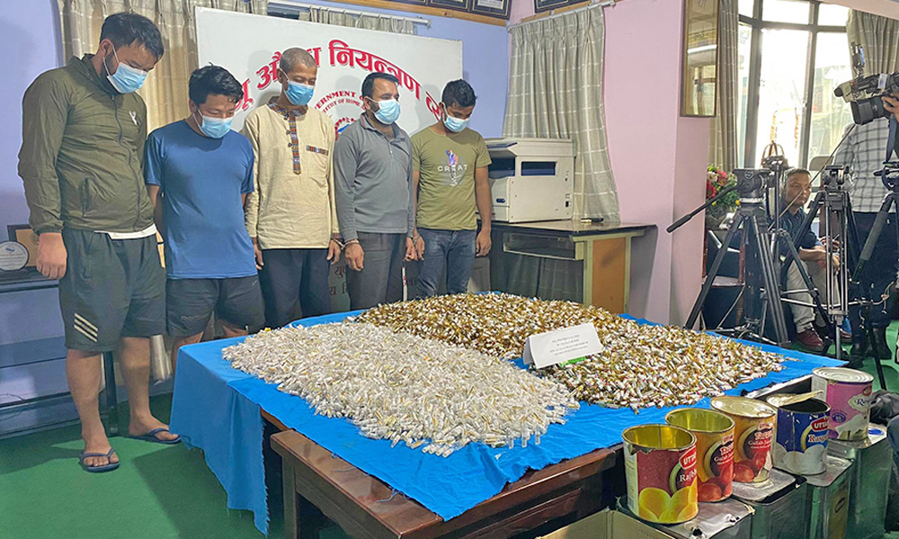 रसबरी र तेलको टिनमा लुकाएर लागूऔषध तस्करी