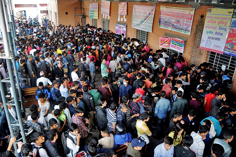 फुटपाथ पसलमा उपभोक्ताको आकर्षण