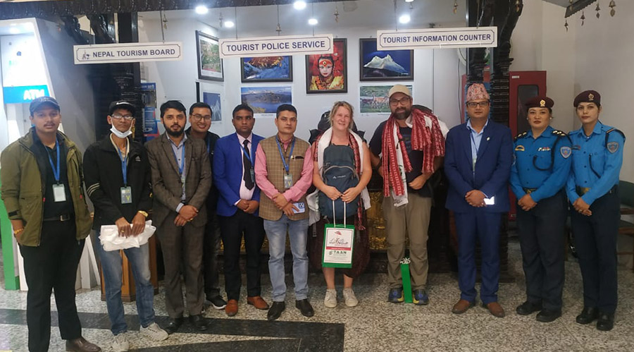 पहिलो उडानबाट नेपाल आउने पर्यटकलाई विमानस्थलमा स्वागत