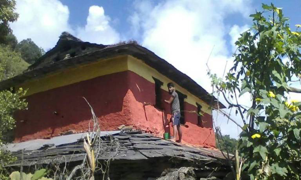 देखिन छाडे गाउँघरमा रातो माटो र कमेराेको भित्ता