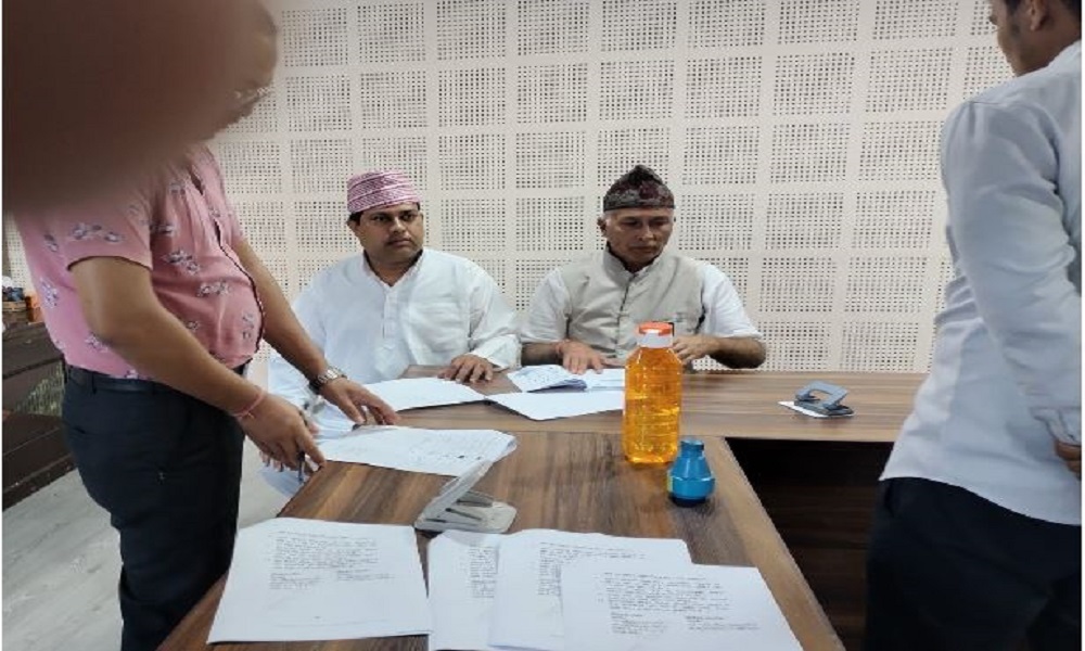कैलाली ५ मा कांग्रेसका बागी ओझालाई ‘माछा’ र भण्डारीलाई ‘केरा’ चुनाव चिन्ह