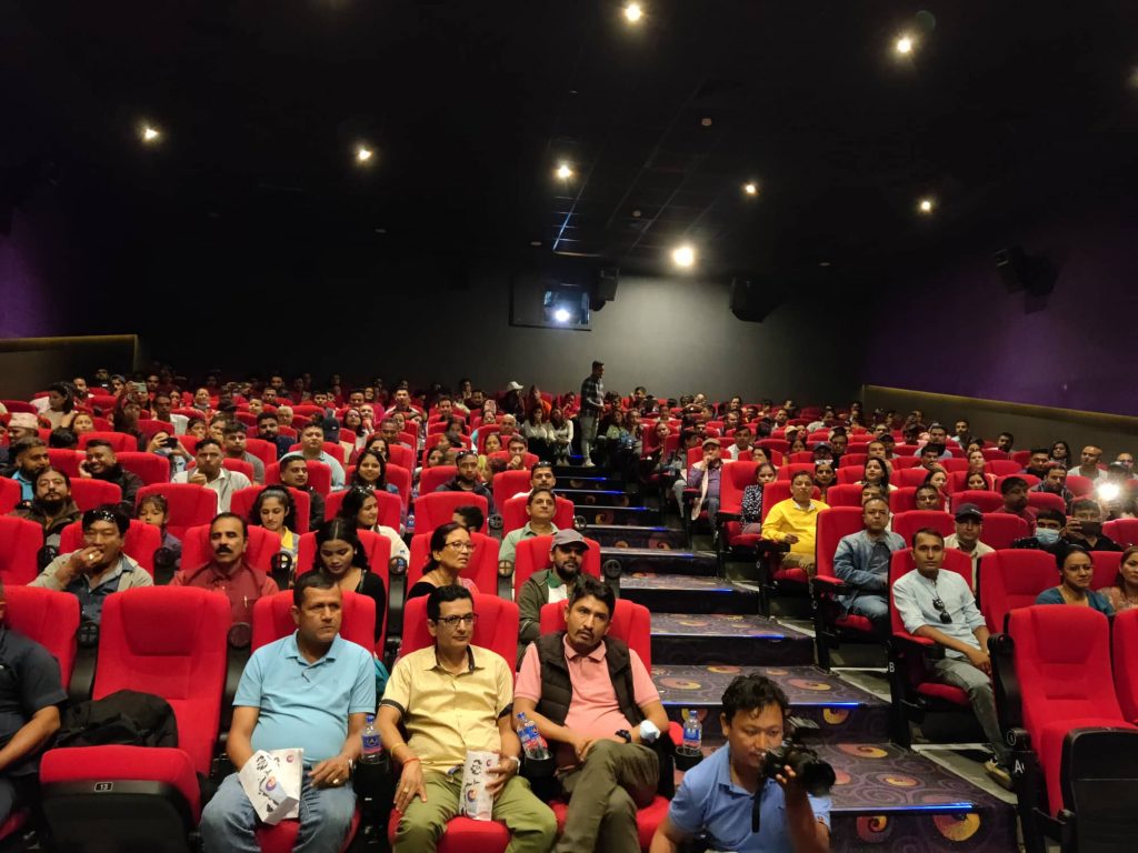 चितवनमा ‘महापुरूष’ को प्रिमियर, उत्साहजनक प्रतिक्रिया