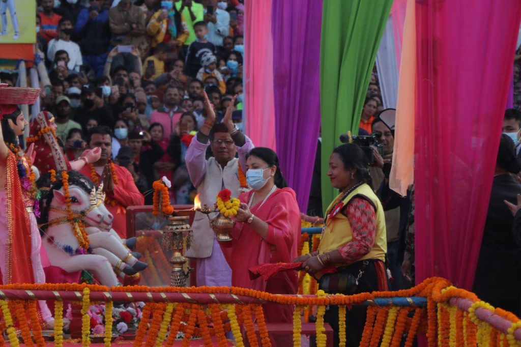 गुह्येश्वरी पुगेर राष्ट्रपति भण्डारीले गरिन् छठीमाताको पूजा