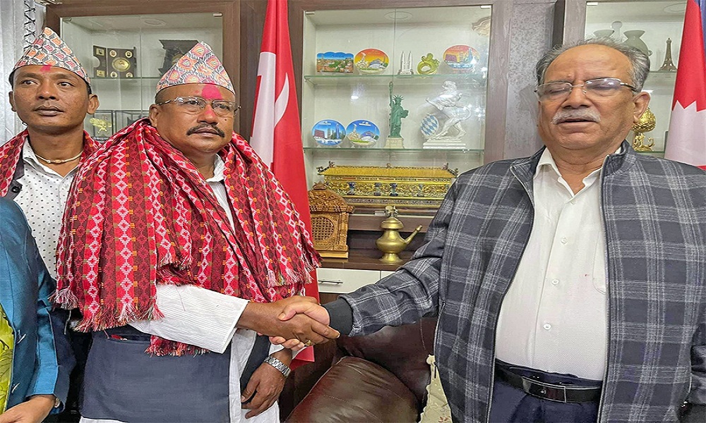 इटहरीका पुर्वमेयर द्वारिकलाल चौधरी नेकपा माओवादी केन्द्रमा प्रवेश