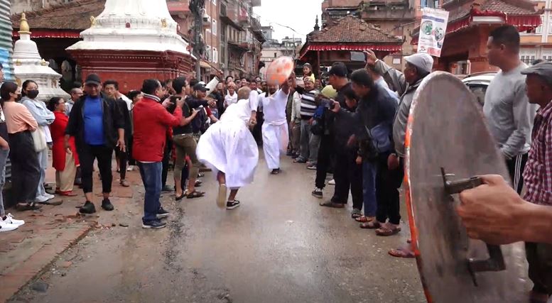 भक्तपुरको मध्यपुरथिमिमा मल्लकालीन युद्धको झल्को दिने गरी खाँ पिहाँवइगु जात्रा देखाइयो