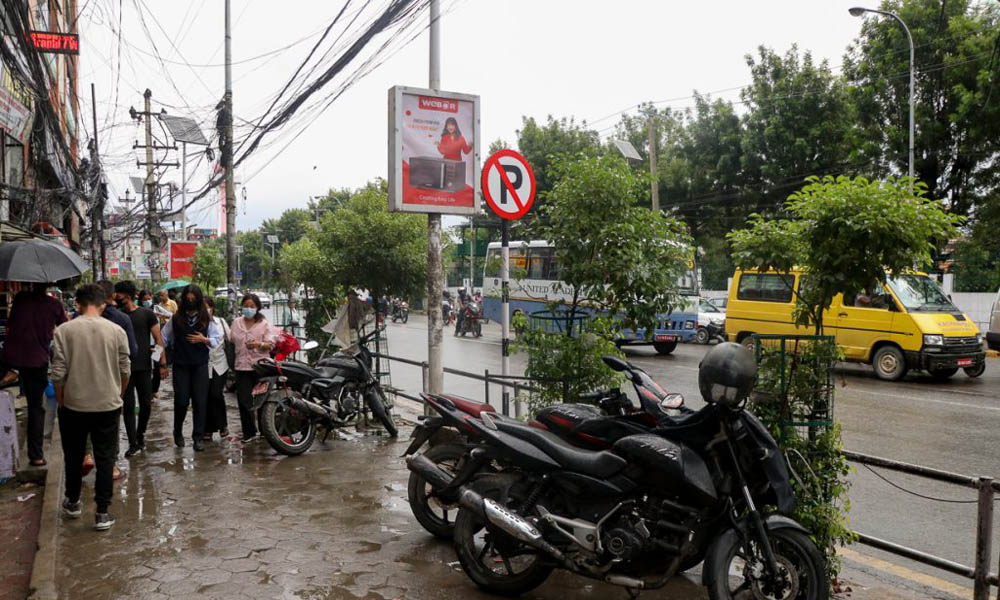 नयाँबानेश्वरका व्यवसायीले मागे फुटपाथमा एक लाइन पार्किङ
