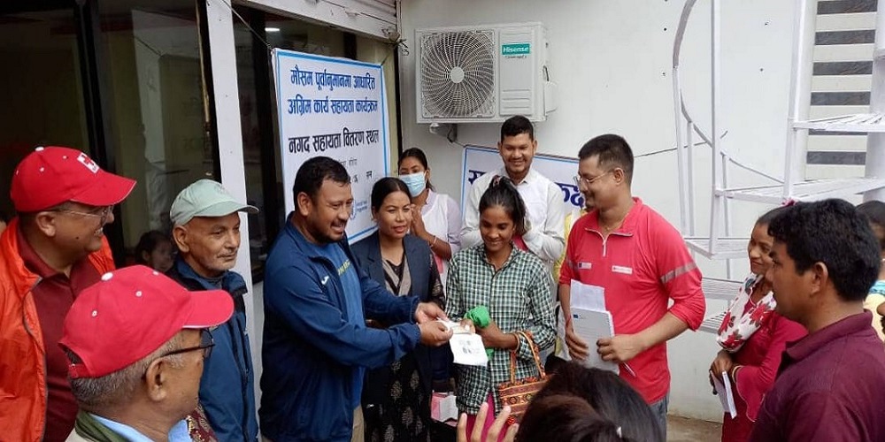 बर्दियामा बाढी प्रभावित घरपरिवारलाई राहत वितरण सुरु