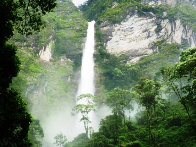 दशैँको सिजनमा आन्तरिक पर्यटकको रोजाइमा फुङफुङ्गे झरना