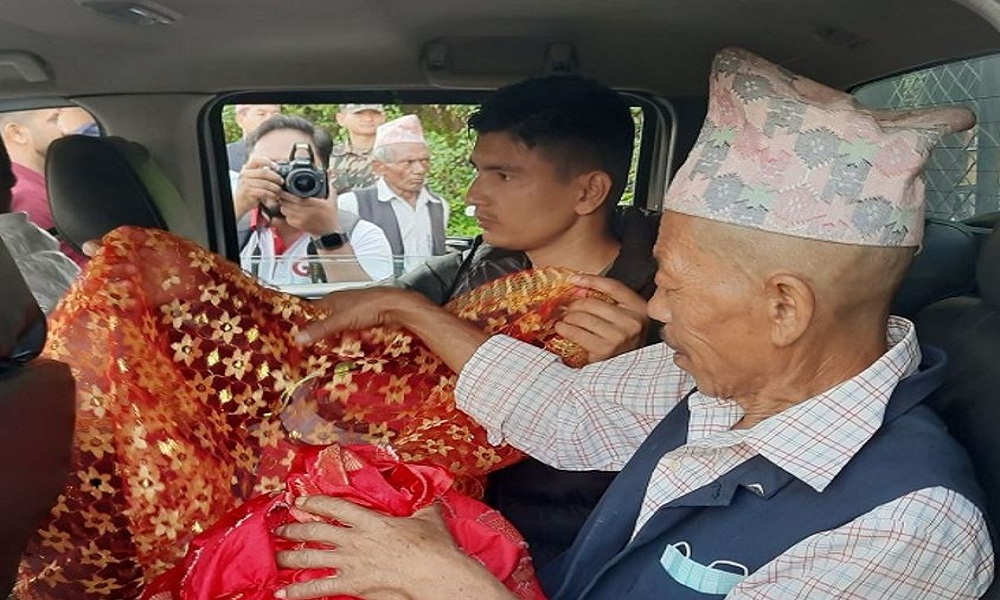 गोरखाबाट काठमाडौंको हनुमानढोका दरबारका लागि फूलपातीसहितको डोली पठाइयो