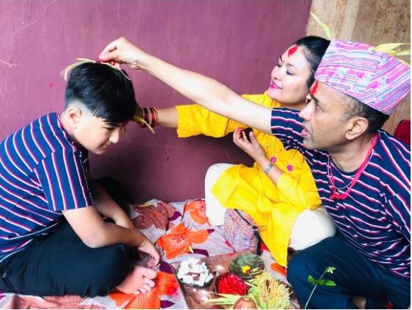 दसैँ २०७९ : तस्बिरमा हेर्नुस् सर्वसाधारणकाे टीका