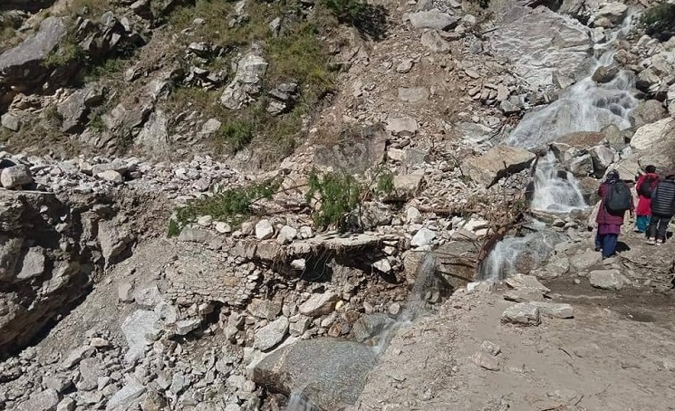 कालीकोटको तिलागुफामा सडक खुलाउनै गाह्रो