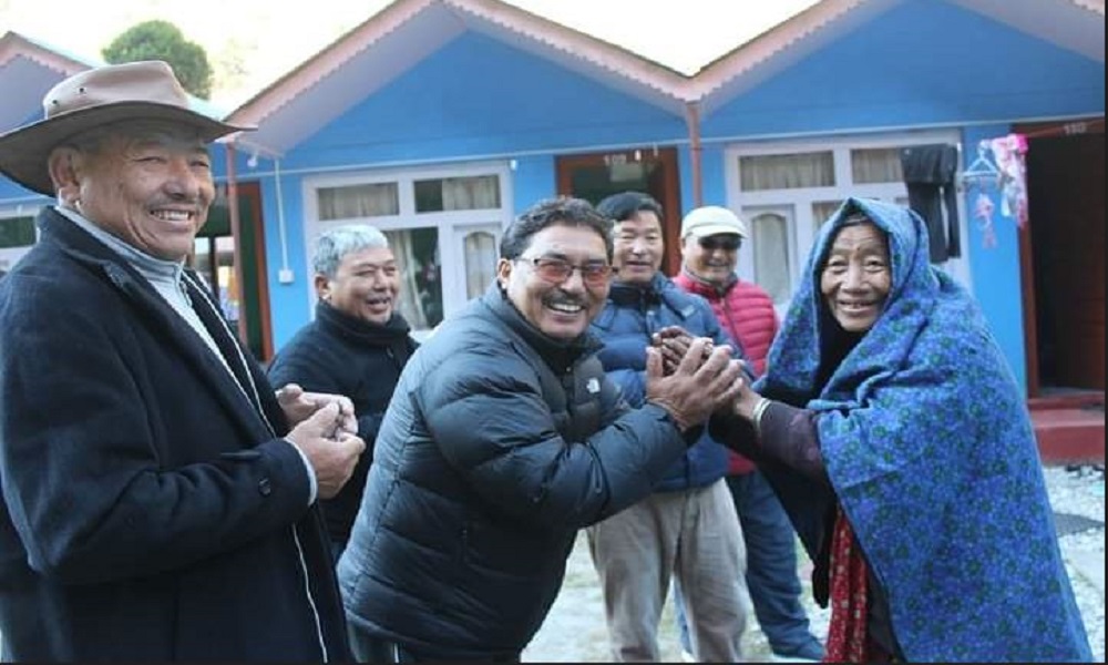 मनाङमा पूर्वमन्त्री टेकबहादुर गुरुङले गरे मनोनयन दर्ता