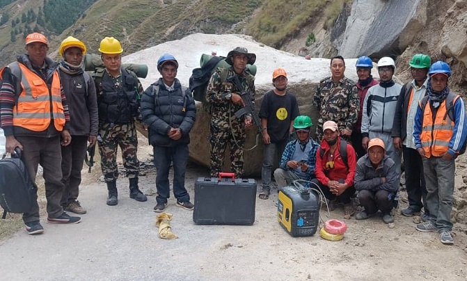 ‘ब्लास्टिङ’ गरेर कर्णाली राजमार्ग खुलाइँदै