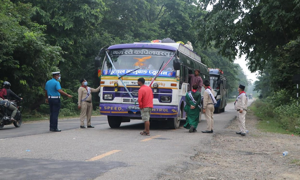 कपिलवस्तु ट्राफिक प्रहरीले सवारी चालक चेकजाँच गर्दै