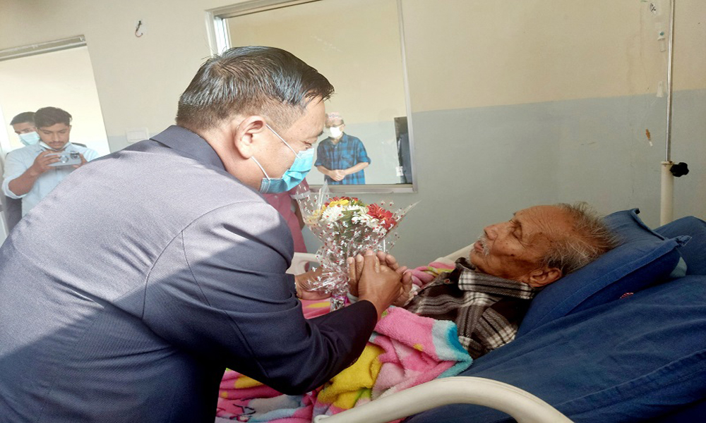 उपराष्ट्रपति पुनद्वारा अस्पतालमै पुगेर शताब्दी पुरुष जोशीको स्वास्थ्यलाभको कामना