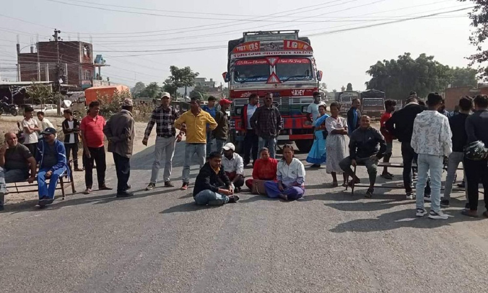माओवादी कार्यकर्ताद्धारा हरिवनमा पूर्वपश्चिम राजमार्ग अवरुद्ध
