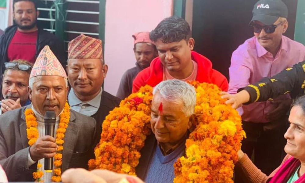 रामचन्द्र पौडेललाई १२ किलोको माला