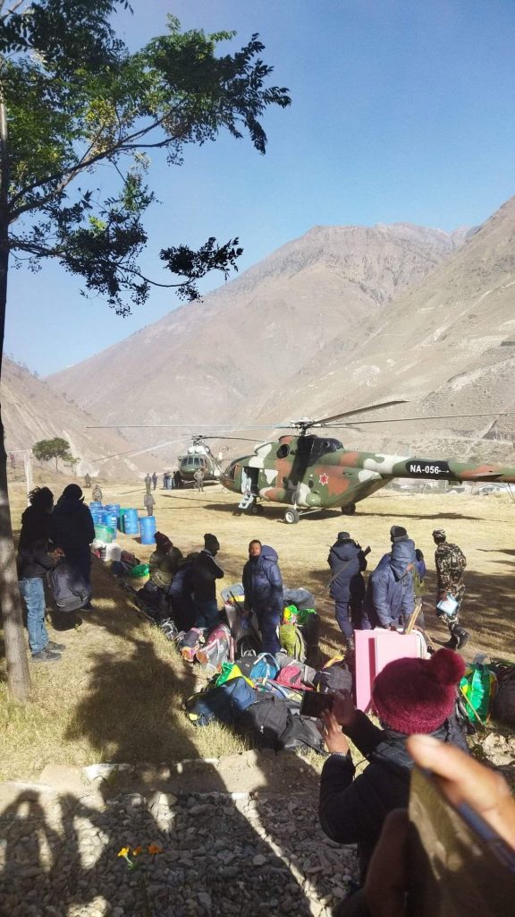 उपल्लो डोल्पाका १२ मतदान केन्द्रमा हेलिकोप्टरमार्फत निर्वाचन सामग्रीसहित कर्मचारी ओसारिँदै