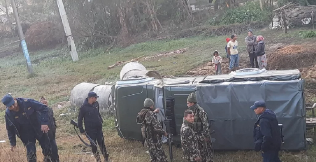 कोहलपुरमा गस्तीमा रहेको सेनाको पिक अप भ्यान दुर्घटना