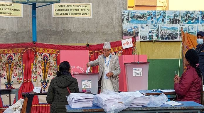 प्रमुख निर्वाचन आयुक्त थपलियाले गरे मतदान