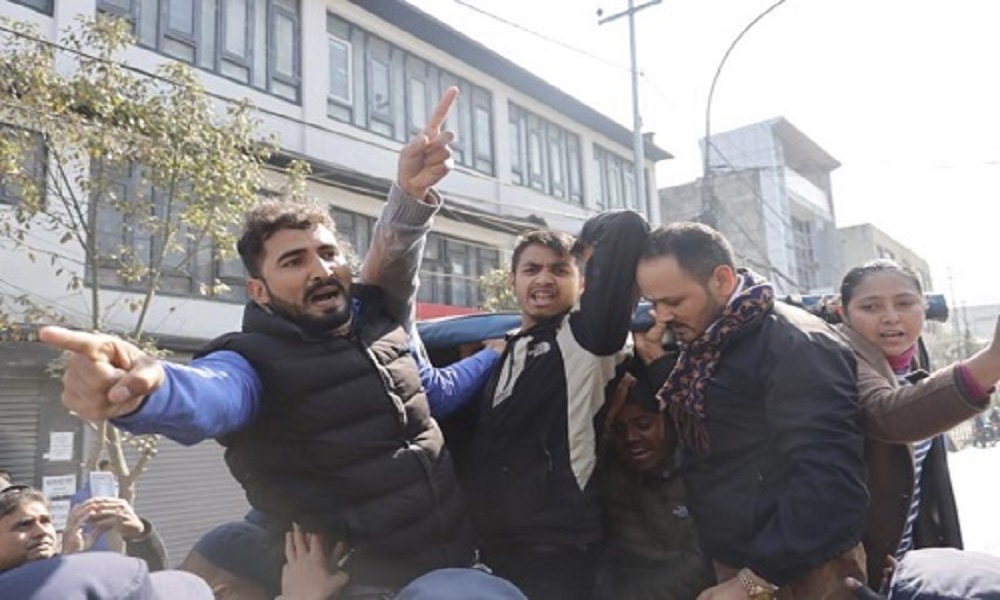 निर्वाचनको विरोध गर्दै बहादुर भवन अघि वैद्य निकट क्रान्तिकारीको प्रर्दशन