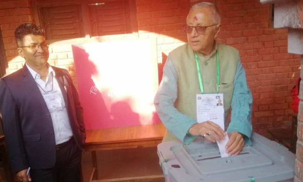 कांग्रेसका नेता डा. शेखर कोइरालाले गरे मतदान