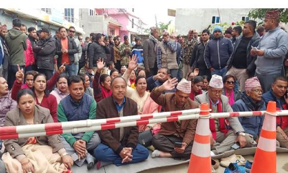 स्याङ्जा क्षेत्र नं २ मा मतगणना गर्न माग गर्दै धनराज गुरुङ धर्नामा