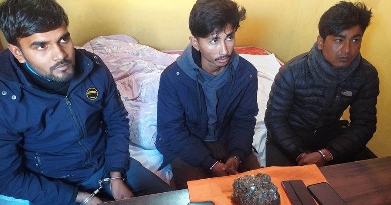 युरेनियम जस्तो देखिने वस्तुसहित तीन जना पक्राउ