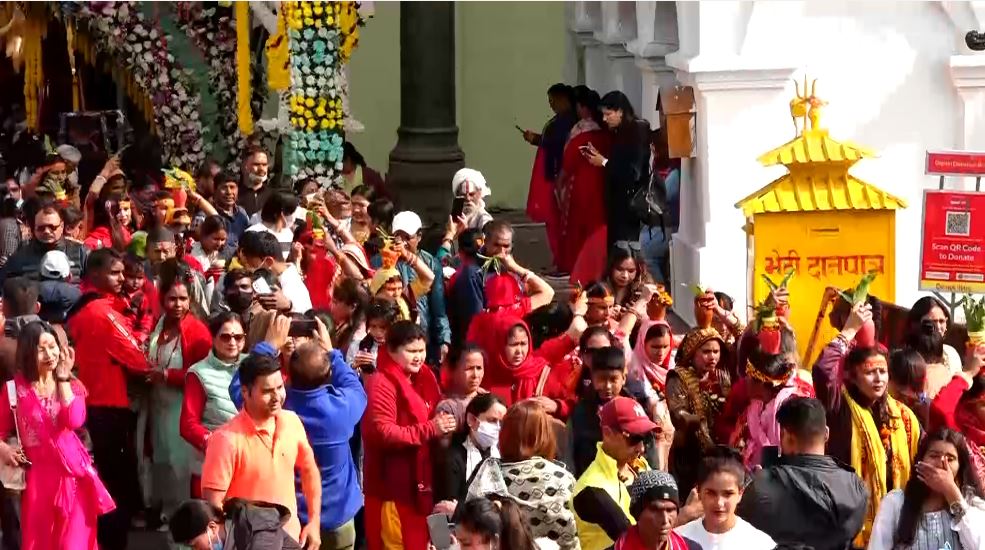 महाशिवरात्रिको अघिल्लो दिन काठमाडौंको पशुपतिनाथमा दर्शनार्थीको बाक्लो चहलपहल