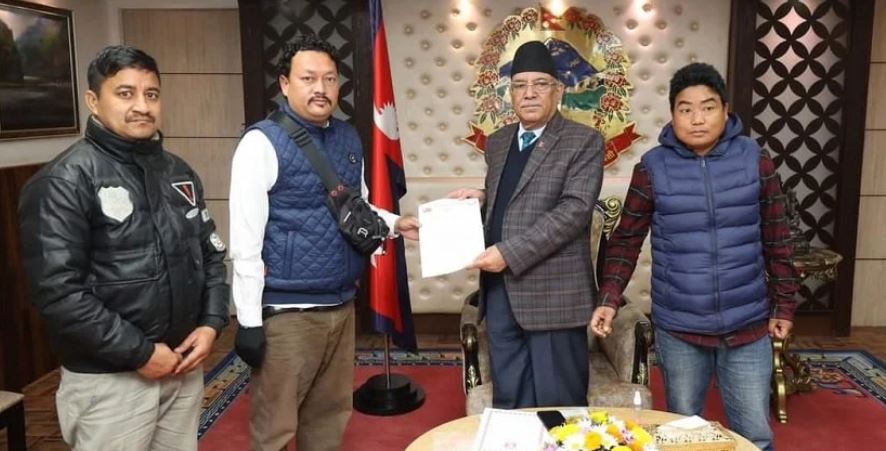 अखिल क्रान्तिकारीले प्रधानमन्त्रीलाई बुझायो ज्ञापनपत्र