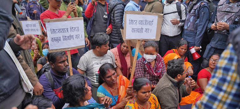 मिटरब्याज पीडितहरूले गएराति खुलामञ्च अगाडि रात कटाए