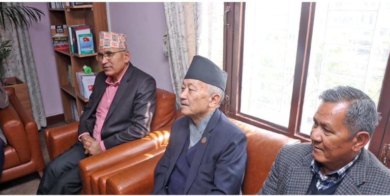 माधव नेपाललाई भेट्न पार्टी कार्यालय पुगे एमाले नेताहरु