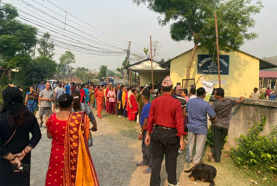 चितवनको दुई केन्द्रमा रोकिएको मतदान सुरु