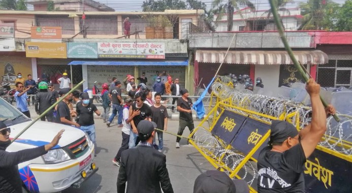 विराटनगरमा झडप, प्रहरीद्धारा अश्रुग्यास प्रहार
