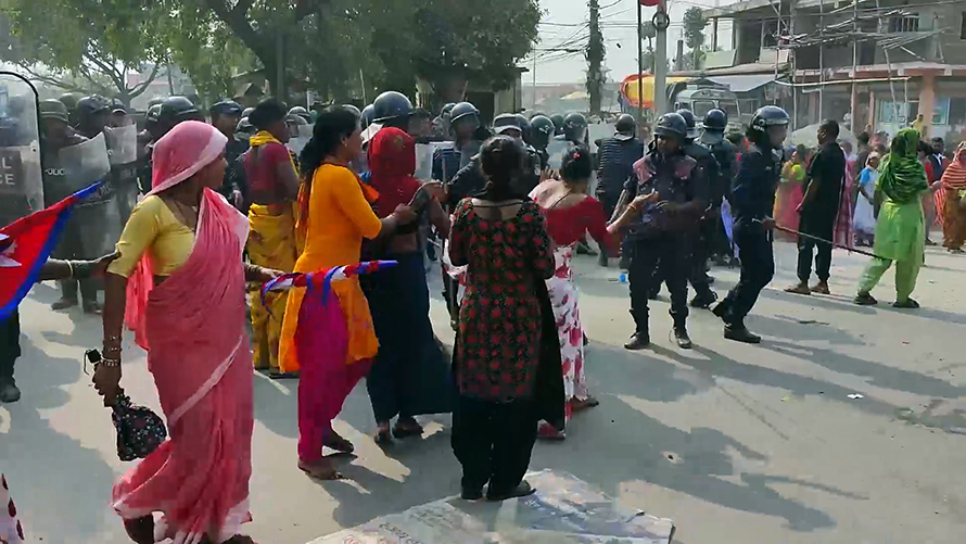 सुनसरीको इनरुवामा लघुवित्त पीडित र प्रहरीबीच झडप