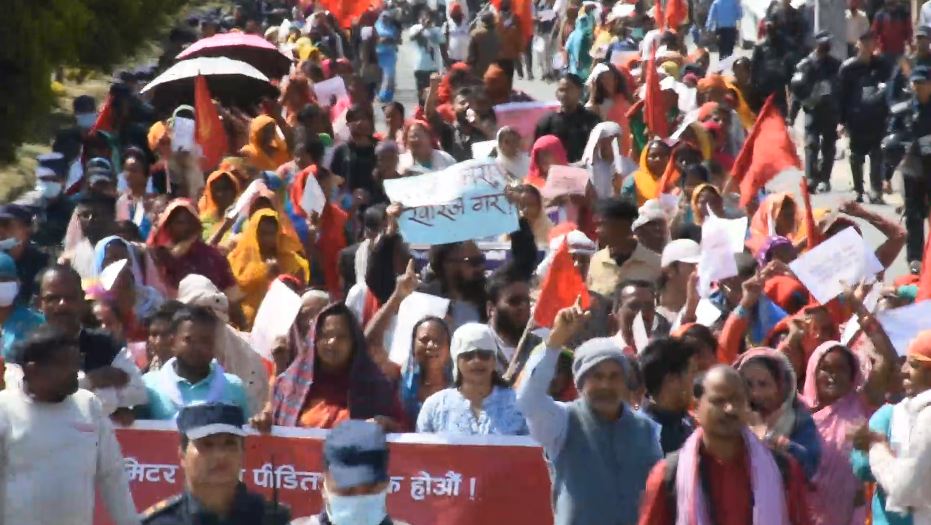 मिटरब्याजीबाट पीडित भई काठमाडौं आएकाहरुकोे प्रदर्शन