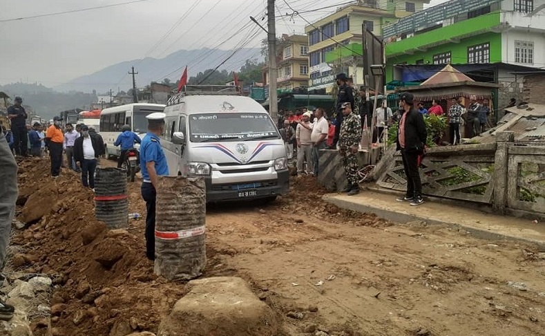 अवरुद्ध भएको १८ घण्टापछि पृथ्वी राजमार्ग एकतर्फी खुल्यो