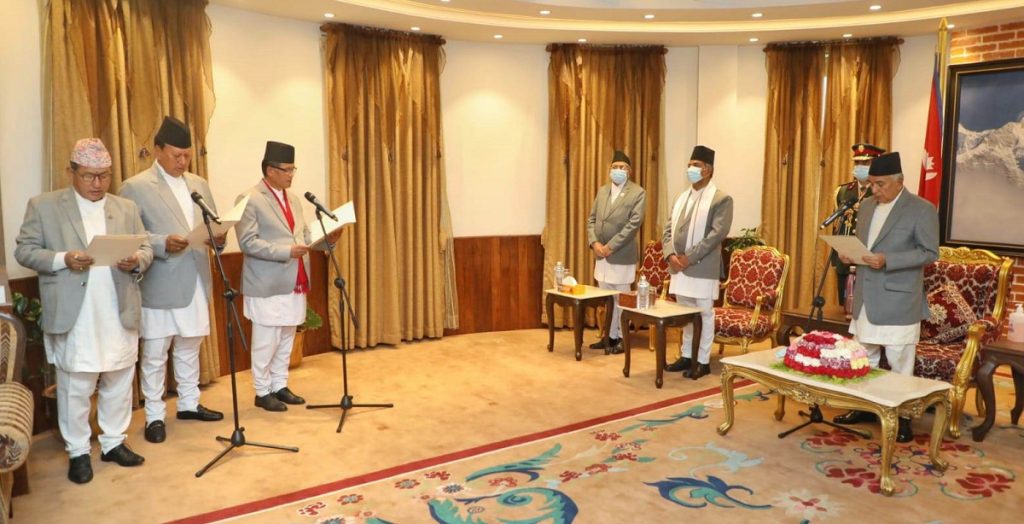 नवनियुक्त तीन जना मन्त्रीद्धारा शपथ ग्रहण