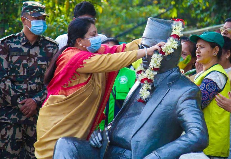 पुर्व राष्ट्रपतिले गरिन मदन भण्डारीको शालिकमा माल्यापर्ण