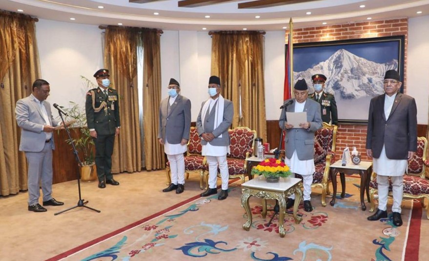 नवनियुक्त वनमन्त्री वीरेन्द्र महतो र शिक्षा राज्यमन्त्री कुमारीद्वारा शपथ ग्रहण